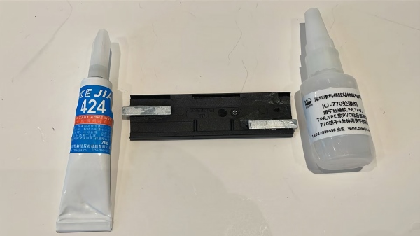 TPU粘磁铁KJ-424高粘度快干胶应用案例，实现柔性材质与金属高强度粘接